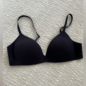 Lululemon Padded T-shirt Bra/ Black/ 34B / never wotk / to small for me.